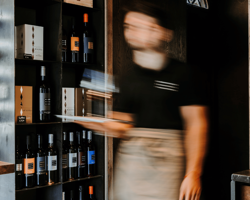 Weinregale mit Brancaia-Flaschen und ausgewählten Weinen aus Italien und der Welt – Enoteca und Weinverkauf in Castellina in Chianti